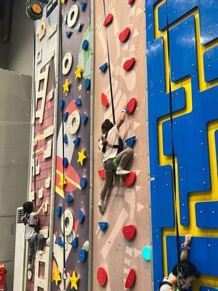 户外攀爬需要准备什么_初学者去哪学攀岩