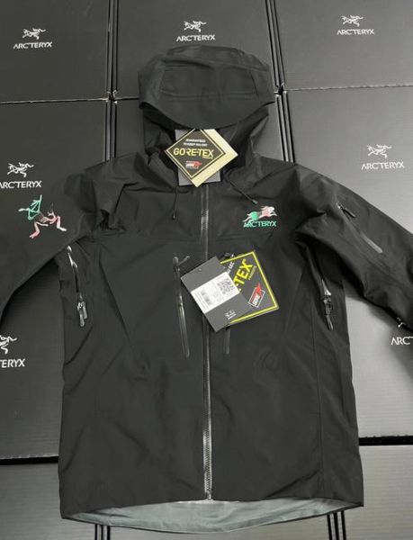 户外冲锋衣怎么选_始祖鸟和北面哪个好