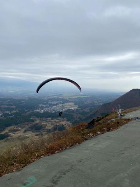 富士山朝雾高原滑翔伞体验价格_新手适合吗